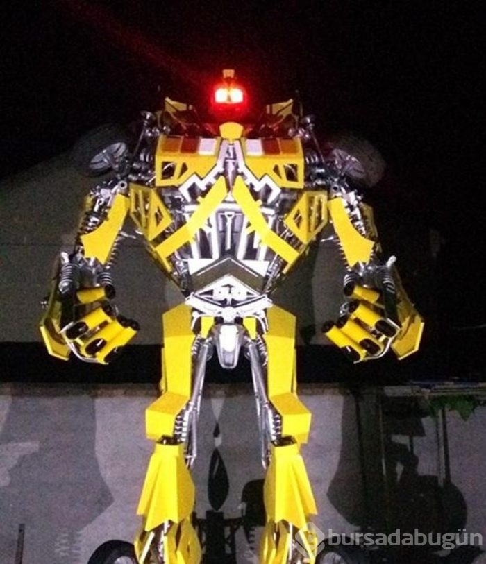 'Yılın babası' oğlu için 3 tonluk robot üretti