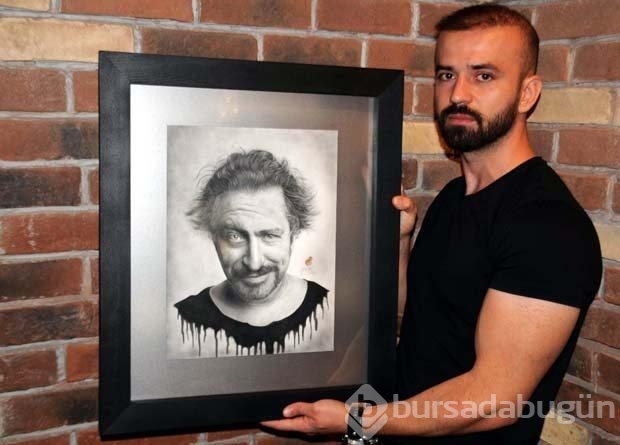 Cem Yılmaz'ın portresini çizip kanıyla imza attı