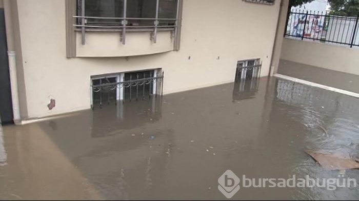 Ümraniye'de birçok ev ve işyeri sular altında kaldı