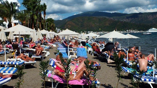 Marmaris'te hava 31 derece, plajlar turistlere kaldı