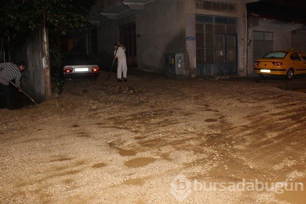 Havza'da sel 8 evi su bastı, bir araç dereye uçtu