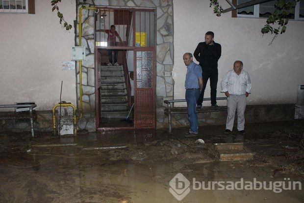 Havza'da sel 8 evi su bastı, bir araç dereye uçtu
