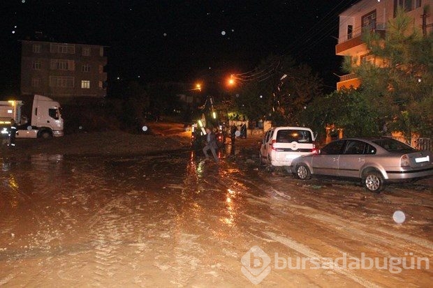 Havza'da sel 8 evi su bastı, bir araç dereye uçtu