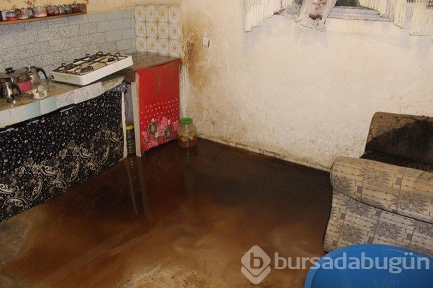 Havza'da sel 8 evi su bastı, bir araç dereye uçtu