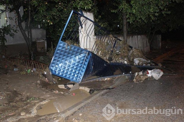 Havza'da sel 8 evi su bastı, bir araç dereye uçtu