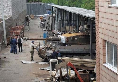 Ruslar Alman tankını bahçede yaptı