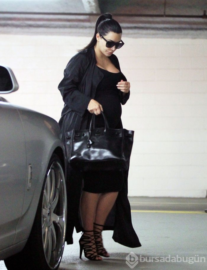 Kim Kardashian siyahlara büründü!
