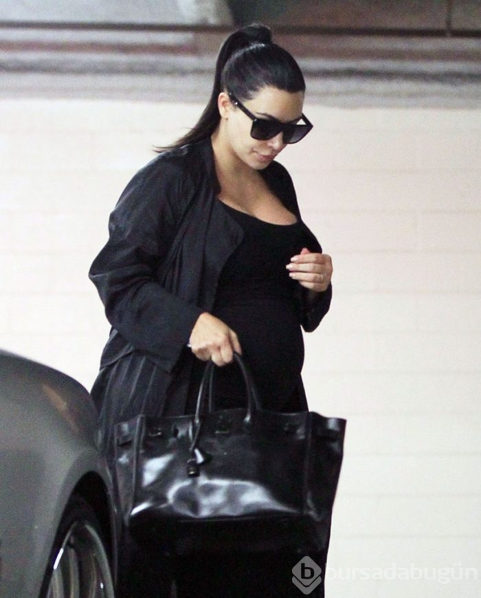 Kim Kardashian siyahlara büründü!