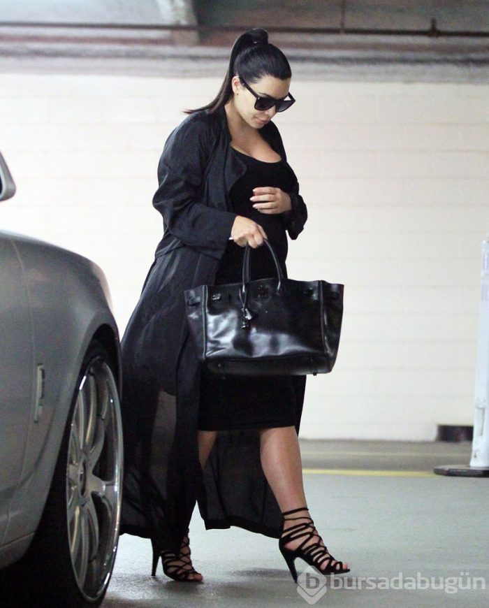 Kim Kardashian siyahlara büründü!