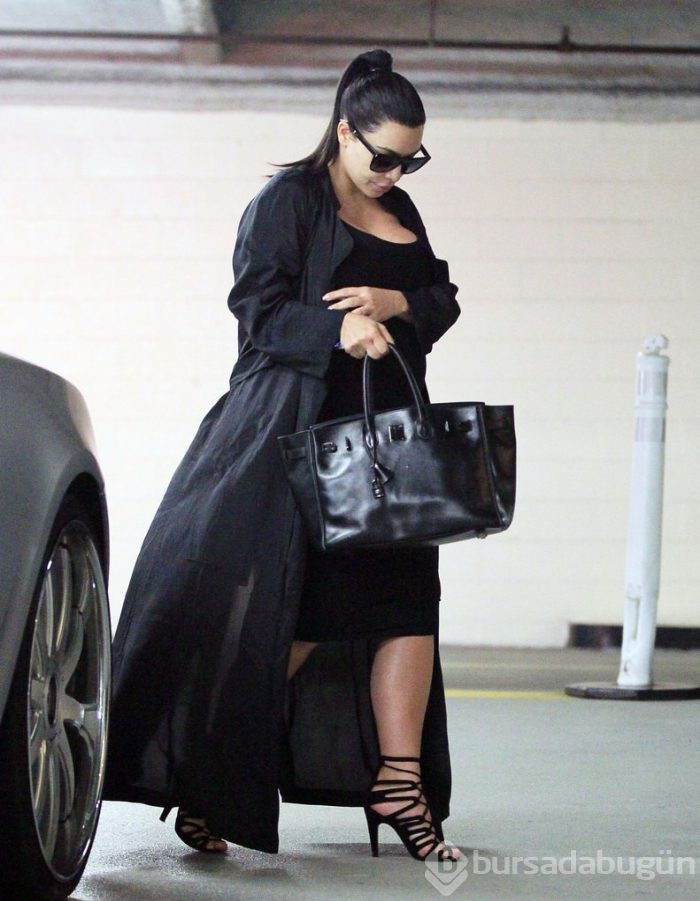 Kim Kardashian siyahlara büründü!