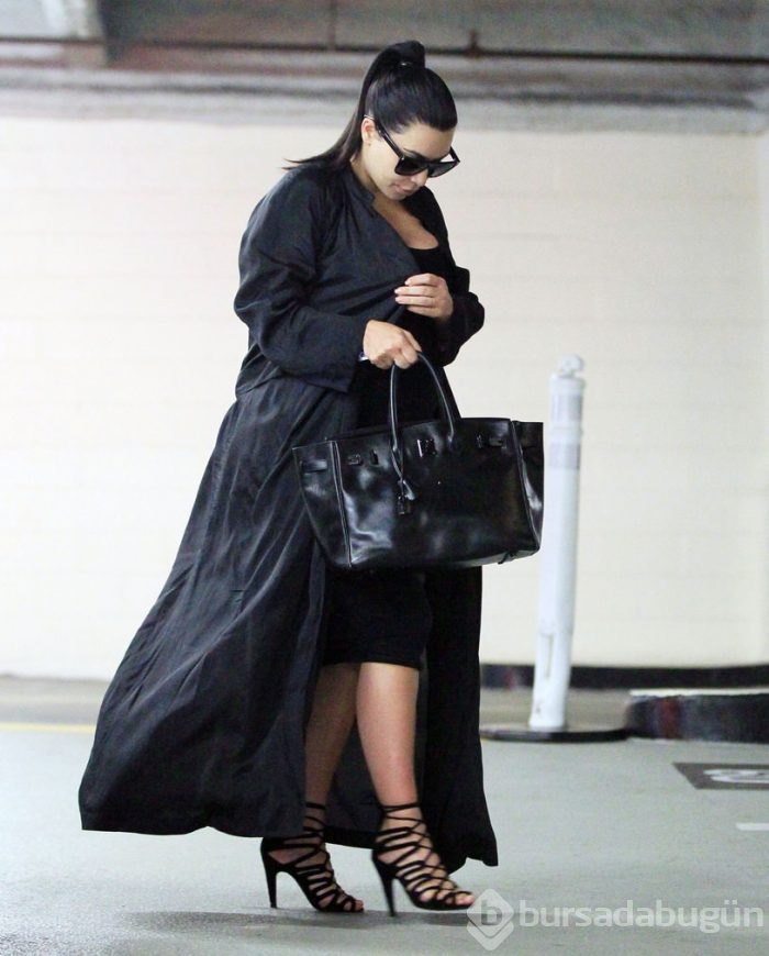 Kim Kardashian siyahlara büründü!