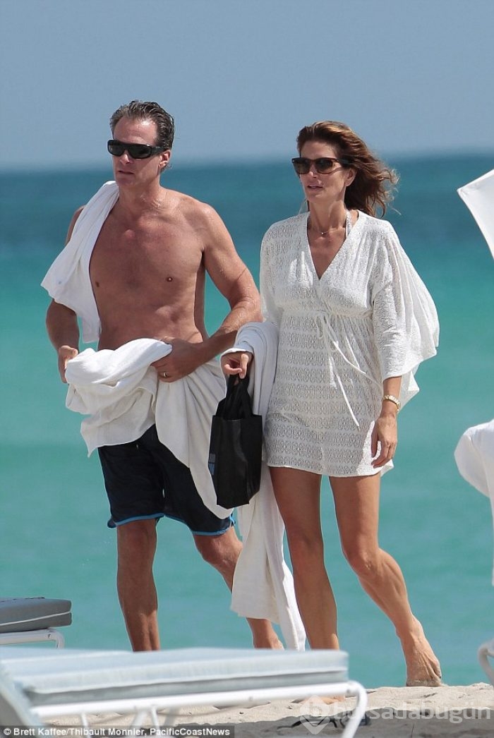 Cindy Crawford bikiniyle görüntülendi 