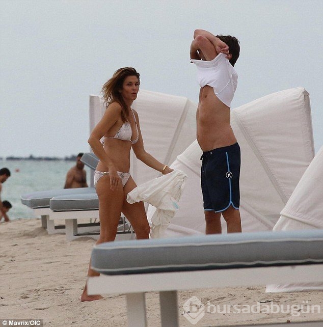 Cindy Crawford bikiniyle görüntülendi 