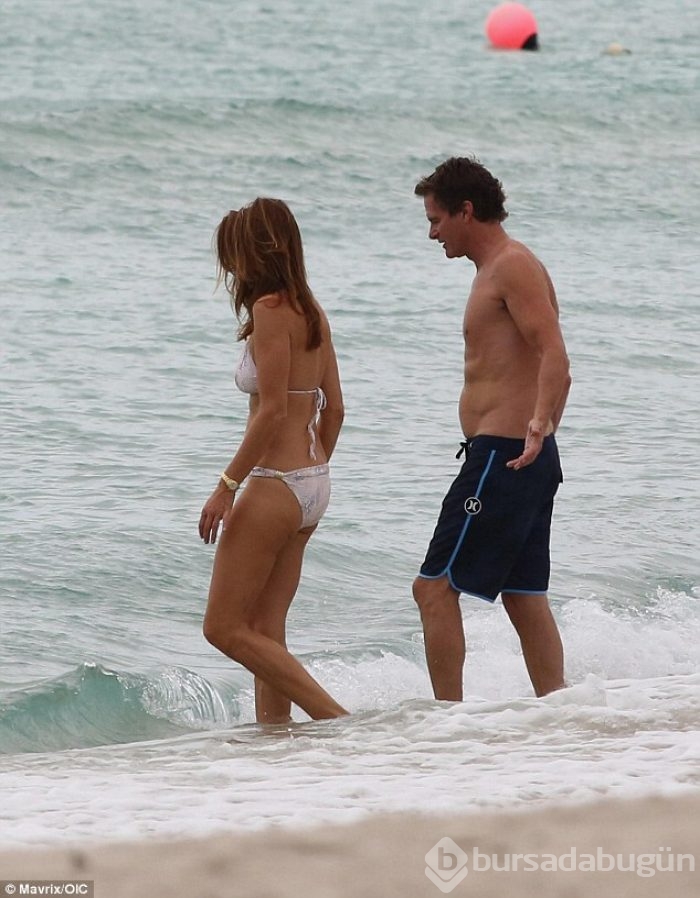 Cindy Crawford bikiniyle görüntülendi 