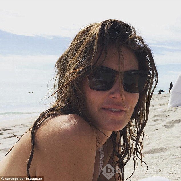 Cindy Crawford bikiniyle görüntülendi 