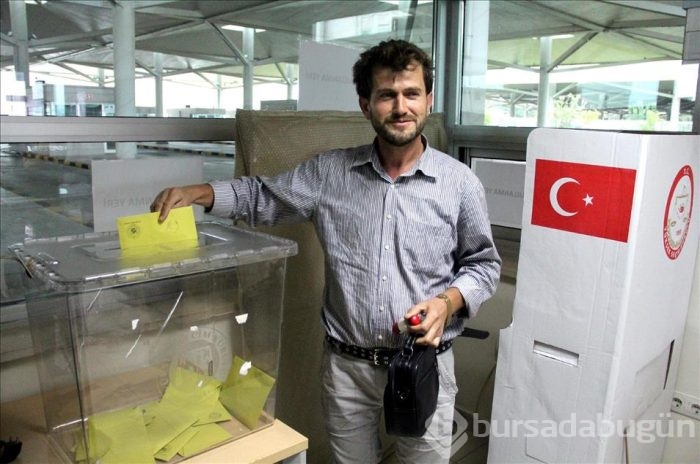 Gümrük kapılarında oy kullanma işlemi başladı
