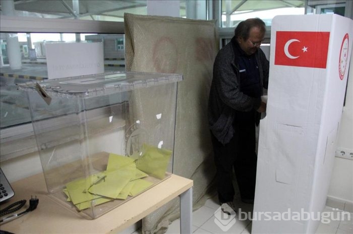 Gümrük kapılarında oy kullanma işlemi başladı