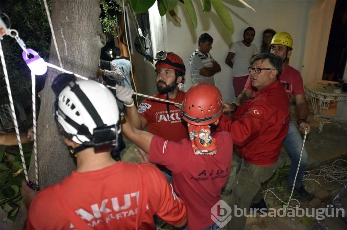 180 kiloluk cenazeyi AKUT ekibi evden çıkardı
