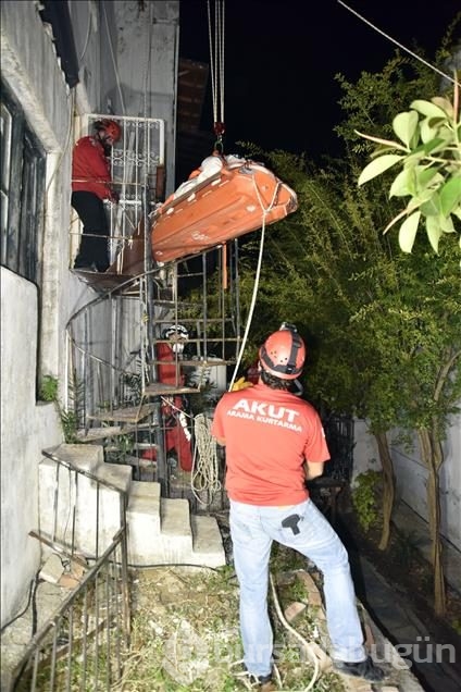180 kiloluk cenazeyi AKUT ekibi evden çıkardı