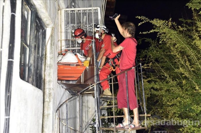 180 kiloluk cenazeyi AKUT ekibi evden çıkardı
