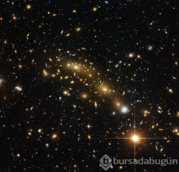 Hubble, uzayda gizemli objeler saptadı!
