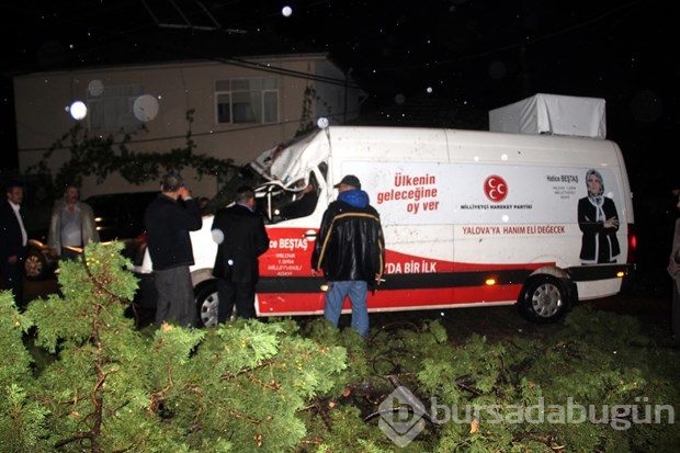 MHP'li adayları taşıyan aracın üzerine ağaç düştü