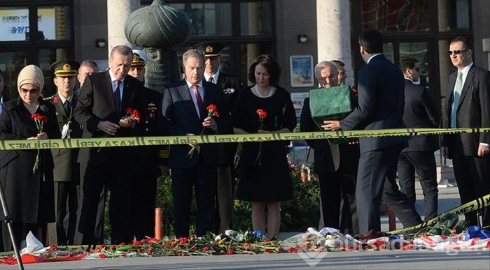 Cumhurbaşkanı Erdoğan Ankara Garı'nın önüne karanfil bıraktı