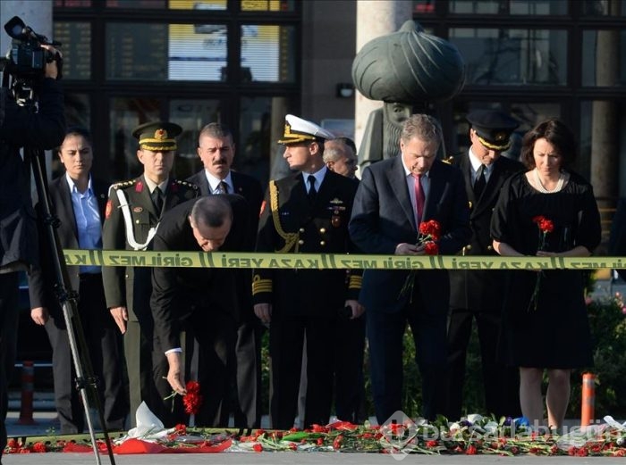 Cumhurbaşkanı Erdoğan Ankara Garı'nın önüne karanfil bıraktı