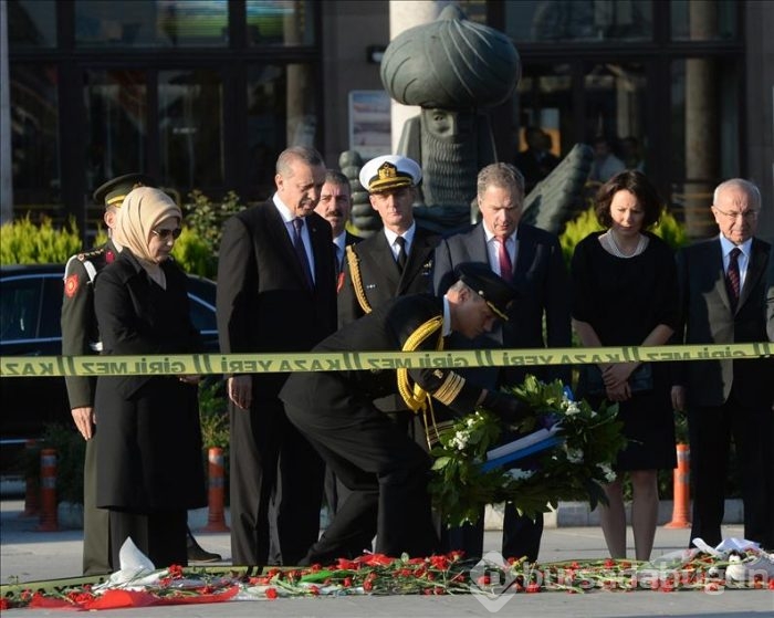Cumhurbaşkanı Erdoğan Ankara Garı'nın önüne karanfil bıraktı
