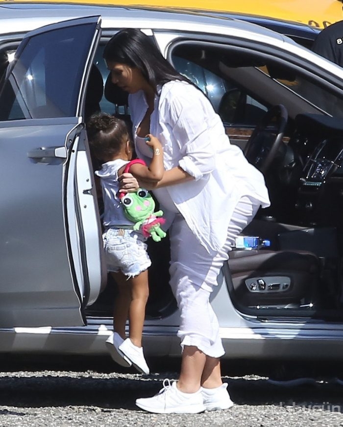Kim Kardashian topukluları attı!