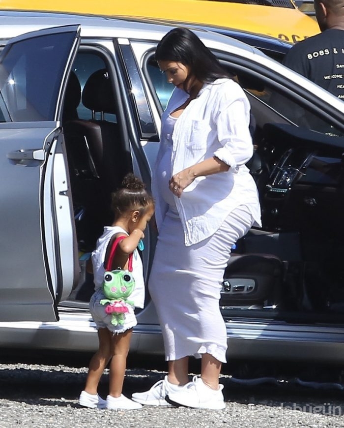 Kim Kardashian topukluları attı!