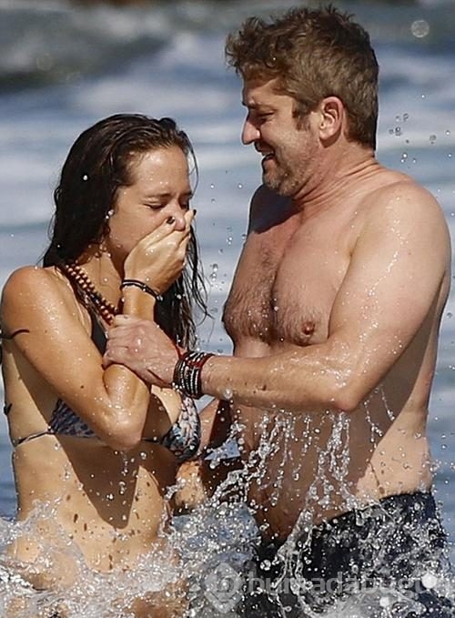 Gerard Butler ve Morgan Brown sahilde aşka geldi