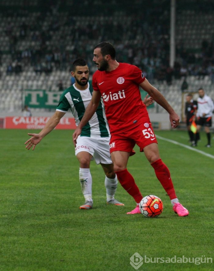 Bursaspor - Antalyaspor maçının ilk yarısından kareler