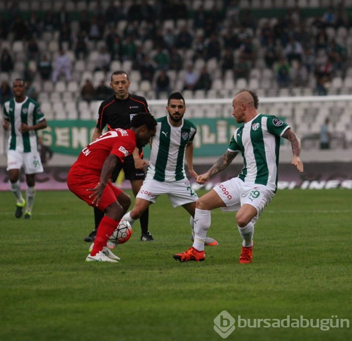 Bursaspor - Antalyaspor maçının ilk yarısından kareler