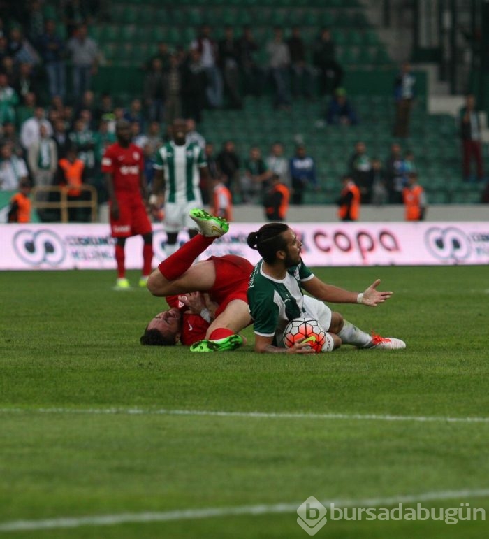 Bursaspor - Antalyaspor maçının ilk yarısından kareler