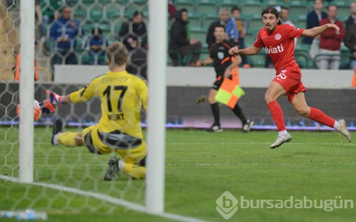 Bursaspor - Antalyaspor maçının ilk yarısından kareler