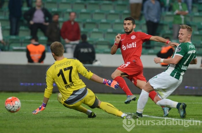 Bursaspor - Antalyaspor maçının ilk yarısından kareler