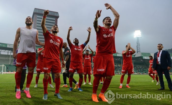 Bursaspor - Antalyaspor maçının ilk yarısından kareler