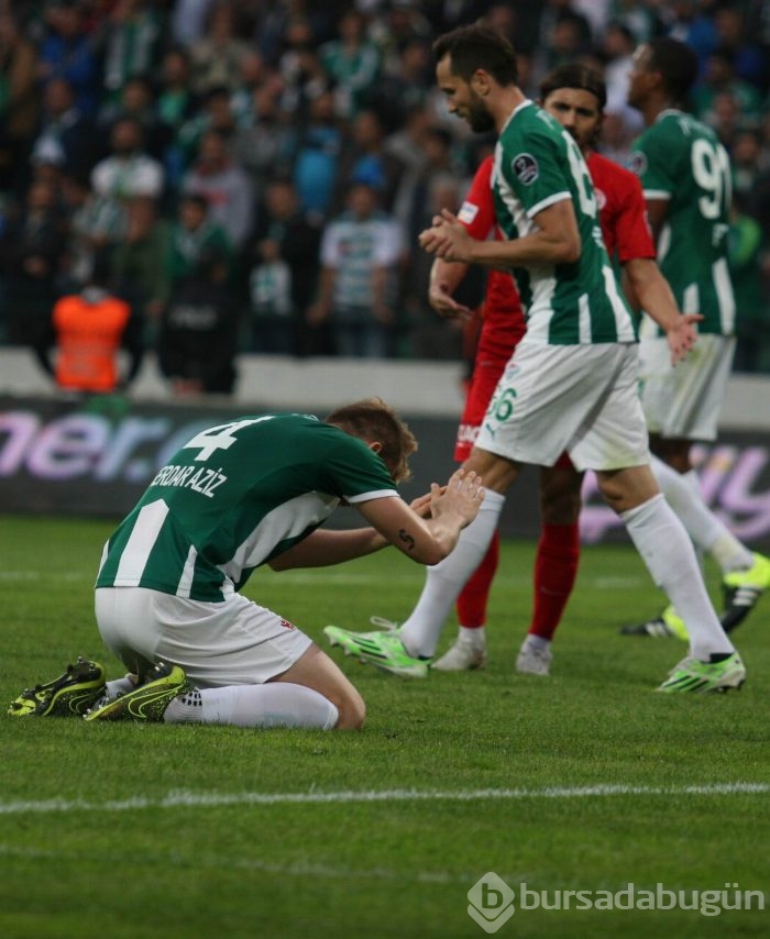 Bursaspor - Antalyaspor maçının ilk yarısından kareler