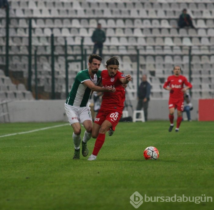 Bursaspor - Antalyaspor maçının ilk yarısından kareler