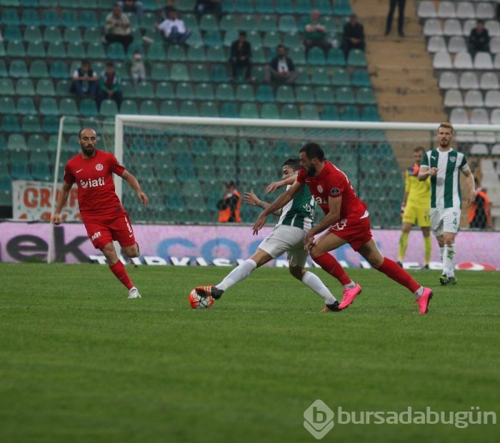 Bursaspor - Antalyaspor maçının ilk yarısından kareler