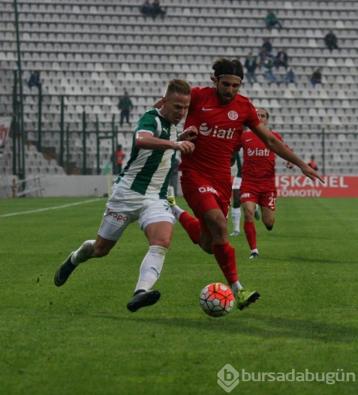 Bursaspor - Antalyaspor maçının ilk yarısından kareler