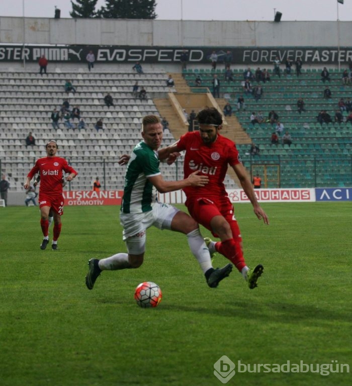 Bursaspor - Antalyaspor maçının ilk yarısından kareler