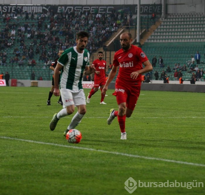 Bursaspor - Antalyaspor maçının ilk yarısından kareler