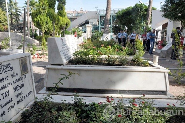 Şehitlerin mezarlarındaki bayrakları çaldılar
