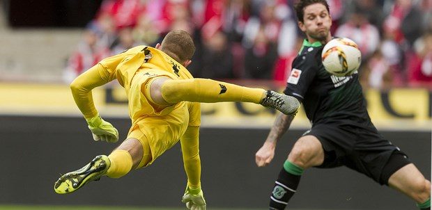 Elle atılan gol sonrası hakeme gözlük!