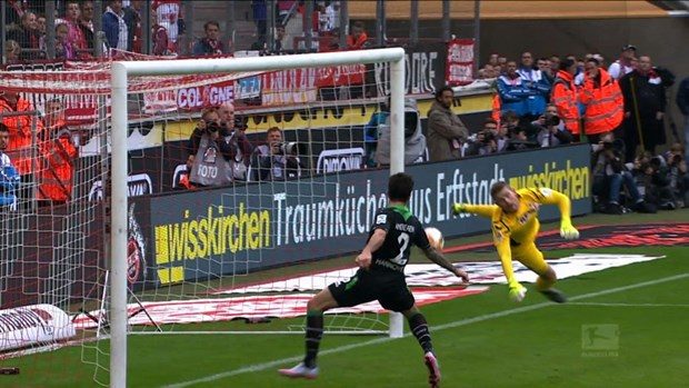 Elle atılan gol sonrası hakeme gözlük!