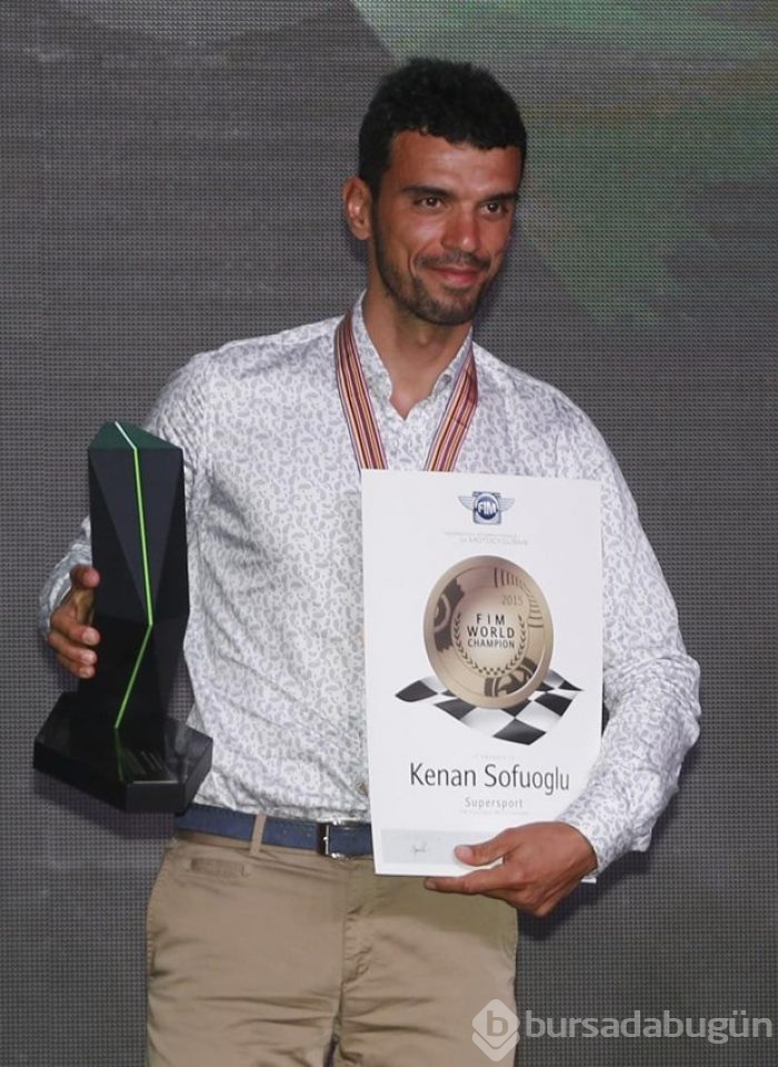 Kenan Sofuoğlu şampiyonluk kupasını aldı
