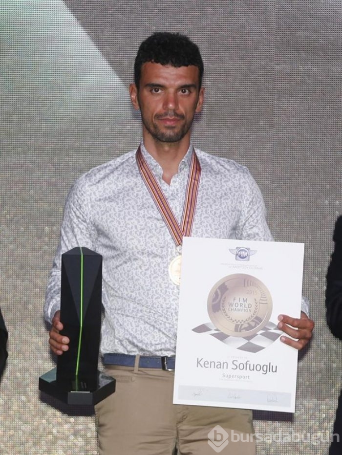 Kenan Sofuoğlu şampiyonluk kupasını aldı