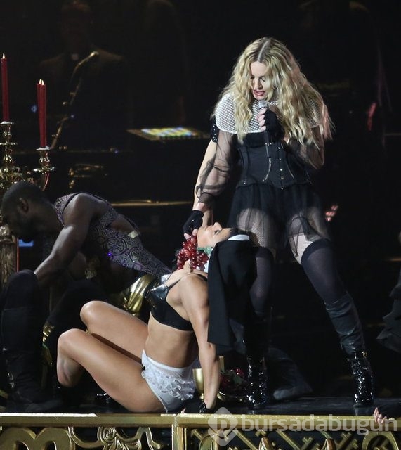Madonna'dan striptiz şov